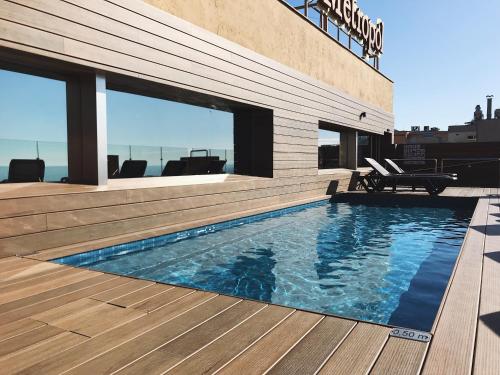 罗列特海岸Hotel Metropol的一座大楼顶部的游泳池
