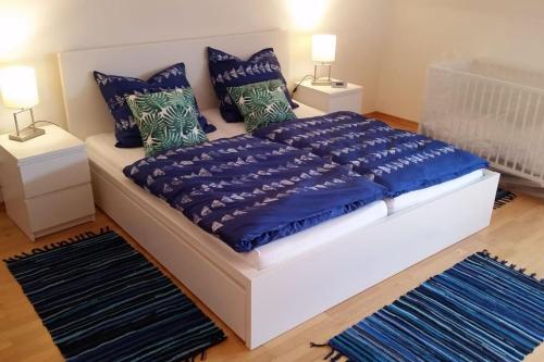 施托尔贝格Altstadtflair的一间卧室配有一张带蓝色床单和枕头的床。