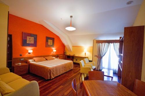 马德里五棵松酒店的酒店客房带一张床、一张桌子和椅子