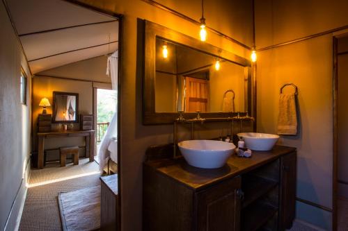侯斯普瑞特Vuyani River Lodge的浴室设有2个水槽和镜子