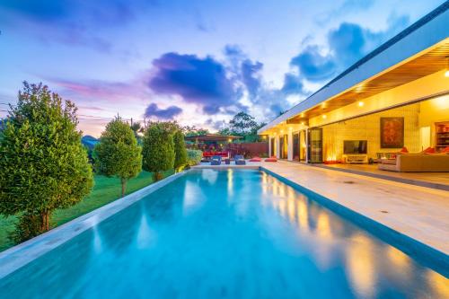 Luxury Villa Dore内部或周边的泳池