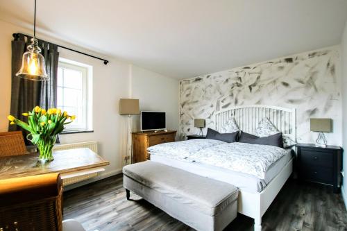BockaLandpension Bocka的卧室配有白色的床、书桌和窗户。