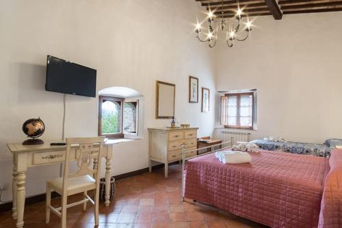 巴尼奥维尼奥尼Locanda Il Porcellum的一间卧室配有一张床、一张桌子和一张桌子