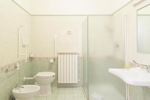 佩斯卡拉佩斯卡拉住宿加早餐酒店的浴室配有卫生间、盥洗盆和淋浴。