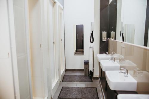 伦敦可林克78旅舍的浴室设有4个水槽和一排镜子