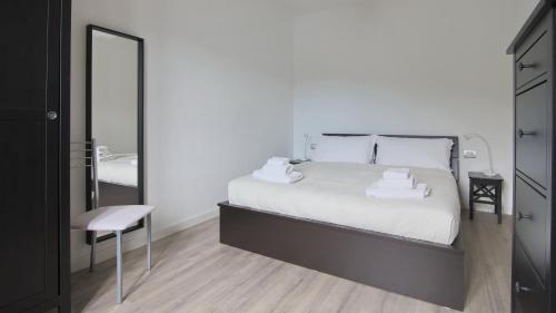 莫尔特拉肖La Terrazza di Casarico的一间卧室配有一张带镜子和椅子的床