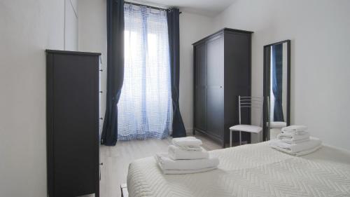 莫尔特拉肖La Terrazza di Casarico的一间卧室配有带毛巾的床