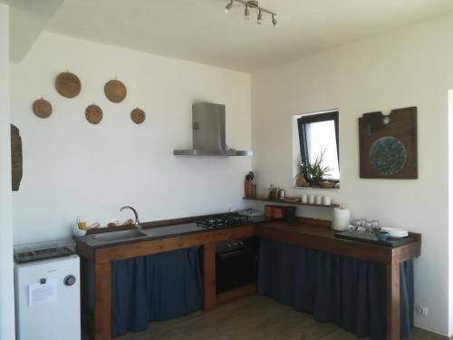 圣加利尼Sea Breeze Ecological Villa的厨房配有木制柜台和水槽