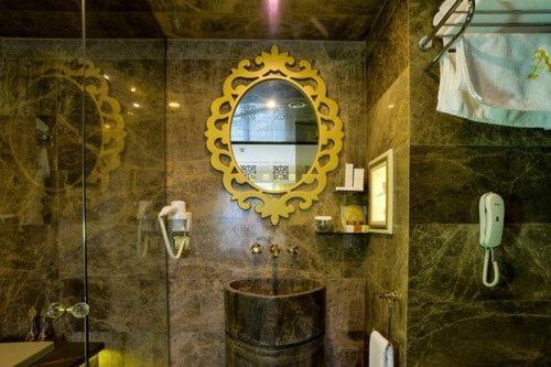 巴勒克埃西尔Altın Otel & Spa Balıkesir的一间带镜子和水槽的浴室