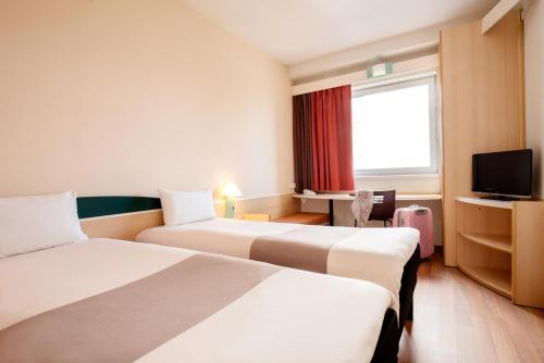 罗兹罗兹中心宜必思酒店的酒店客房设有两张床和电视。