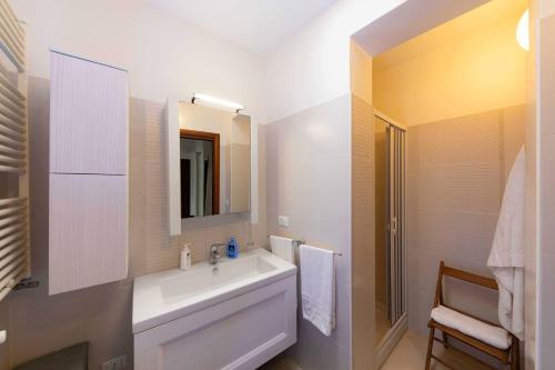 奥斯图尼B&B La Stradella的白色的浴室设有水槽和镜子