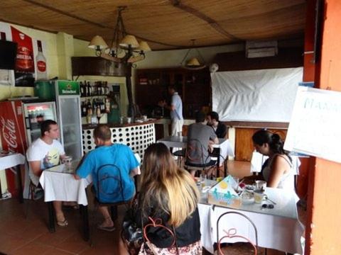 拉帕洛马伊比拉皮塔旅舍的一群坐在餐厅桌子上的人