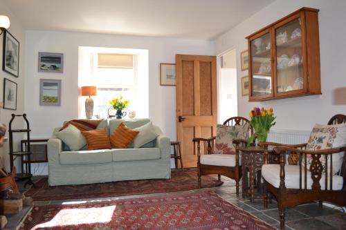 阿利士Camlann的客厅配有沙发和桌子