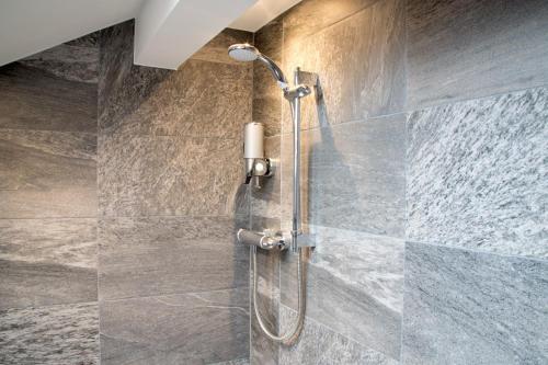 布莱克浦Blackbird Luxury Apartments Room 4的浴室内配有淋浴和头顶淋浴