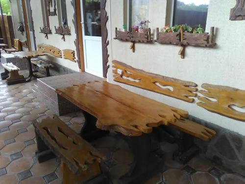 卡巴丁卡Связь Времён Гостевой Дом的木桌和长凳