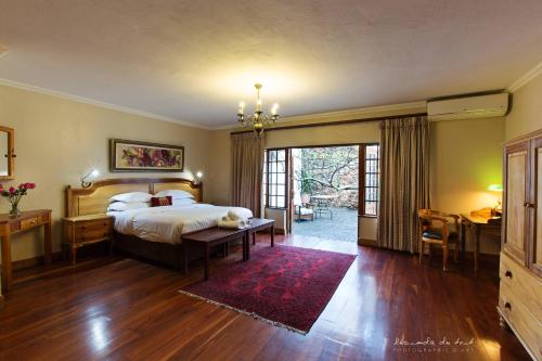 逊邱伦科兰卡普精品酒店的一间卧室配有一张床、一张桌子和一张书桌