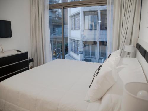 布宜诺斯艾利斯Studio Esmeralda的卧室设有白色的床和大窗户