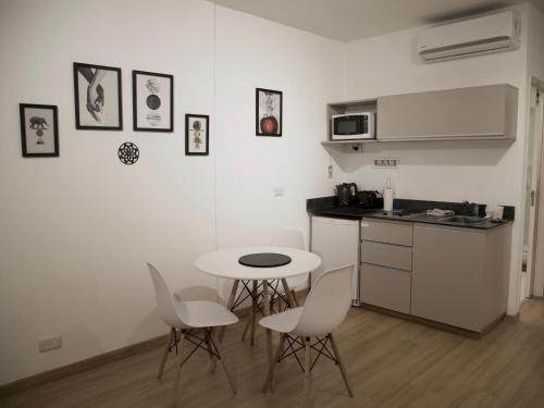 布宜诺斯艾利斯Studio Esmeralda的一间厨房,里面配有桌椅