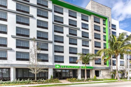 达尼亚滩Wyndham Garden Ft Lauderdale Airport & Cruise Port的享有棕榈树建筑的外部景色