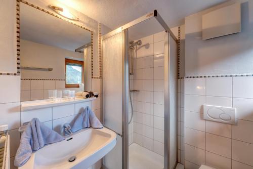 瑟弗浩斯基尼化玛旅馆的一间带水槽和淋浴的浴室