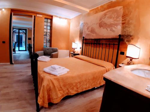 特罗佩阿佩阿特罗历史别墅酒店的酒店客房设有床和水槽
