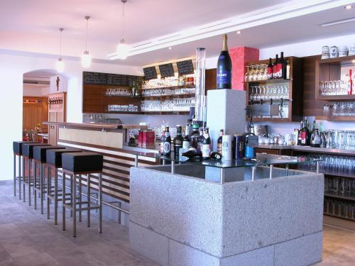 穆赫克雷斯的艾根贝尔伽斯陶斯斯奇芬尔酒店的餐厅内的酒吧,带柜台和凳子