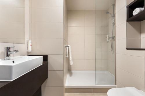 东基尔布赖德Ramada East Kilbride的带淋浴、盥洗盆和卫生间的浴室