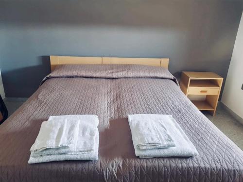 马蒂诺Appartamento Via del Mare的床上有两条毛巾