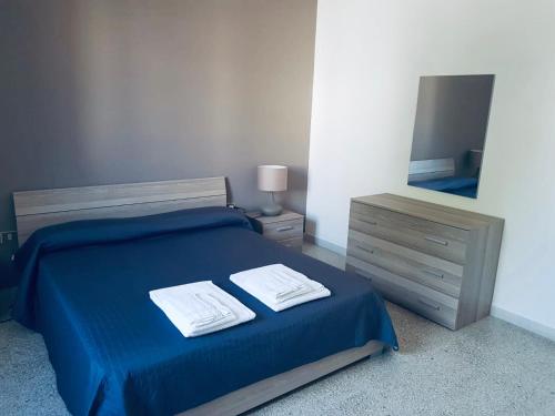 马蒂诺Appartamento Via del Mare的一间卧室配有一张床,上面有两条毛巾