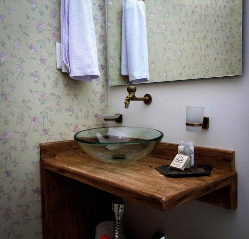 亚美尼亚Hotel Terra Tacuara的浴室设有木台上的玻璃碗水槽