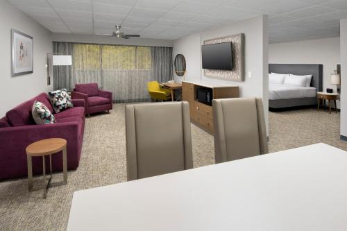 Crowne Plaza San Antonio Airport, an IHG Hotel的休息区