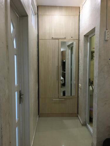 Kvariat'iАпартаменты свидом наморе Гонио的走廊设有木门和镜子
