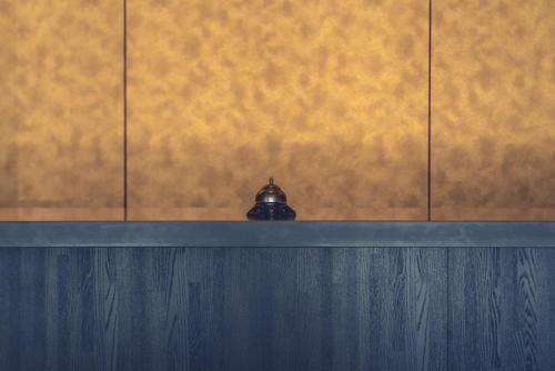 京都Hotel Ninja Black的茶壶坐在柜台上