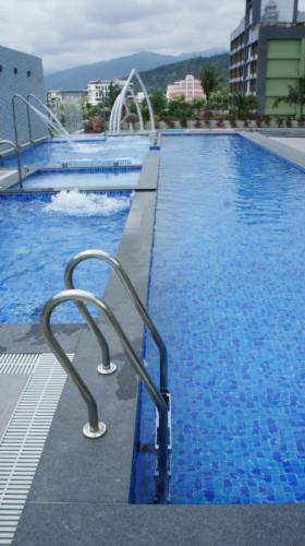 台东禾风新栈度假饭店的大楼内一个蓝色的大型游泳池