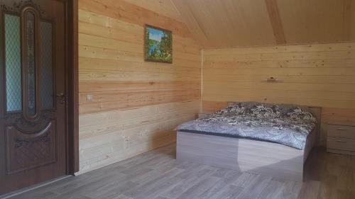 奥斯特罗夫Гостевой дом с баней的小木屋内的一个床位