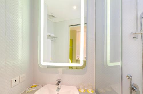 泗水耶穆尔萨利黄釉酒店 的一间带水槽和镜子的浴室