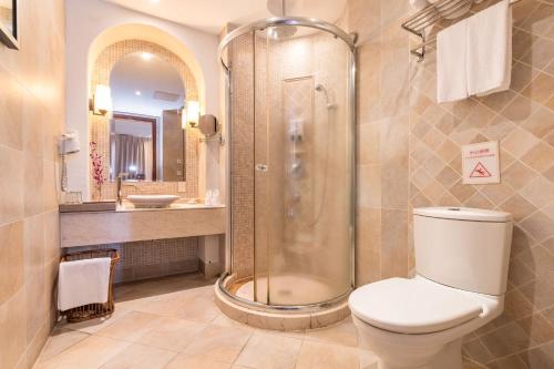 三亚三亚亚龙湾爱琴海套房度假酒店（开放式简易厨房）的带淋浴、卫生间和盥洗盆的浴室