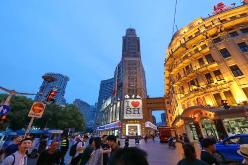 上海上海七重天宾馆的一群人沿着繁忙的城市街道走着