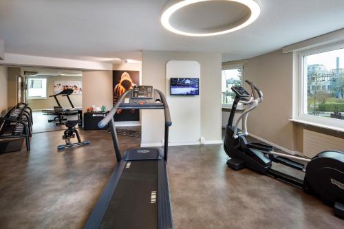 克洛滕迎宾酒店的健身房设有跑步机,健身房提供健身自行车
