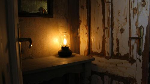 凯奇凯梅特VINTAGE in Old Town的一张桌子上的蜡烛