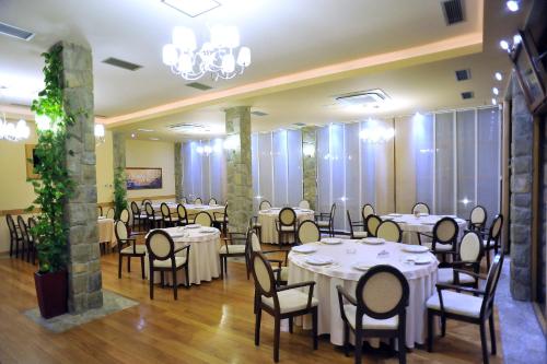 波德戈里察阿丽亚酒店的宴会厅,配有桌椅