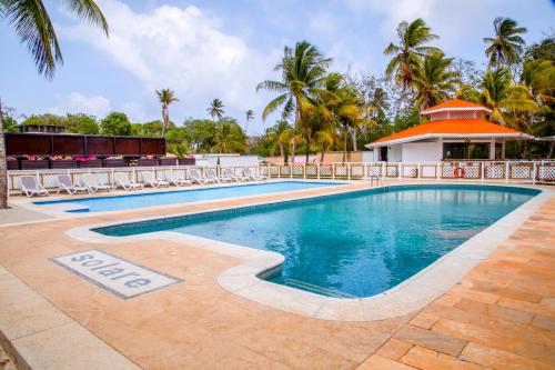 圣安德烈斯Solare SAI Ecohotel的一座带椅子的游泳池以及一座建筑