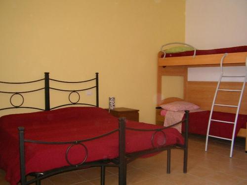 圣塔·马里亚·迪·帕尔玛B&B Las Piccas的一间卧室配有一张床和一张双层床。