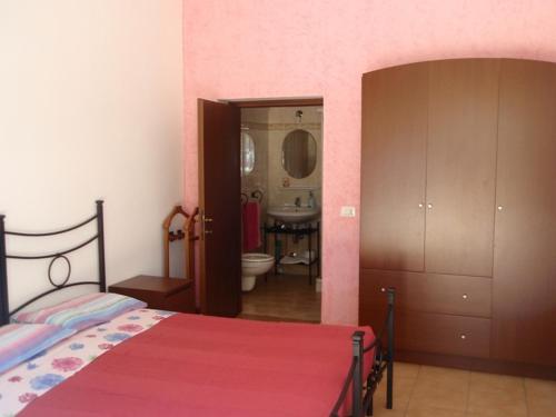 圣塔·马里亚·迪·帕尔玛B&B Las Piccas的一间卧室配有一张床,浴室设有水槽