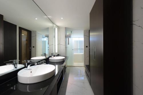 台北柯达大饭店 台北敦南的浴室设有2个水槽和2面镜子
