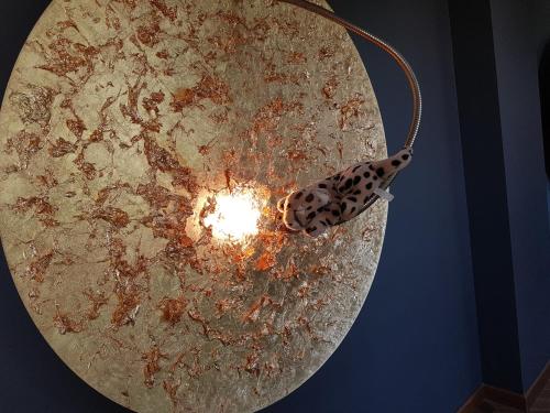蒂罗尔-泽费尔德韦盖纳酒店的挂在天花板上的灯,上面有蝴蝶