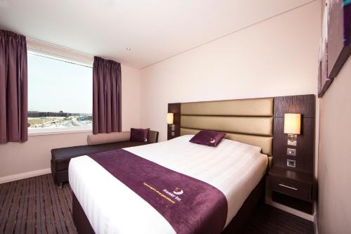 多哈多哈教育城Premier Inn酒店的一间设有大床和窗户的酒店客房