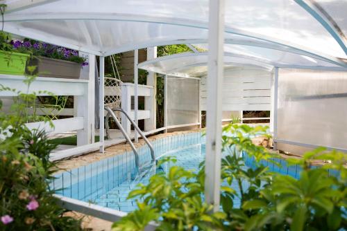 莫沙夫拉莫特Eili Suites的一个带遮阳伞和泳池景的室外游泳池
