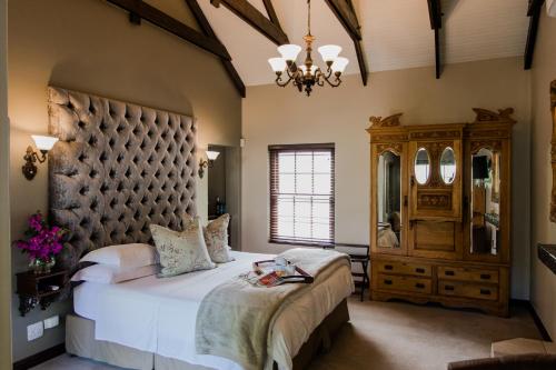 斯韦伦丹迅尼奥德乡间别墅酒店的一间卧室设有一张大床和一个大型床头板