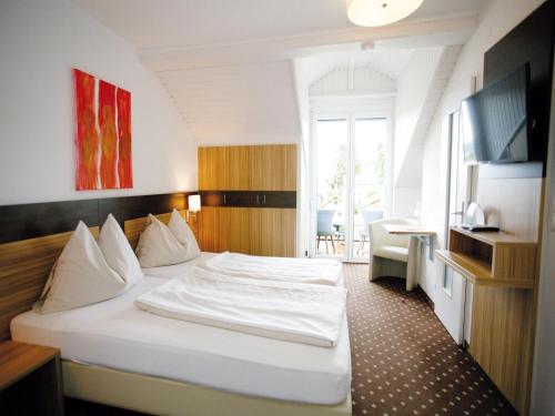 沃尔特湖畔佩莎赫戴安娜酒店 的卧室配有白色的床